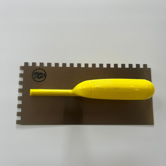 Llana Dentada Mango de Plastico Amarillo